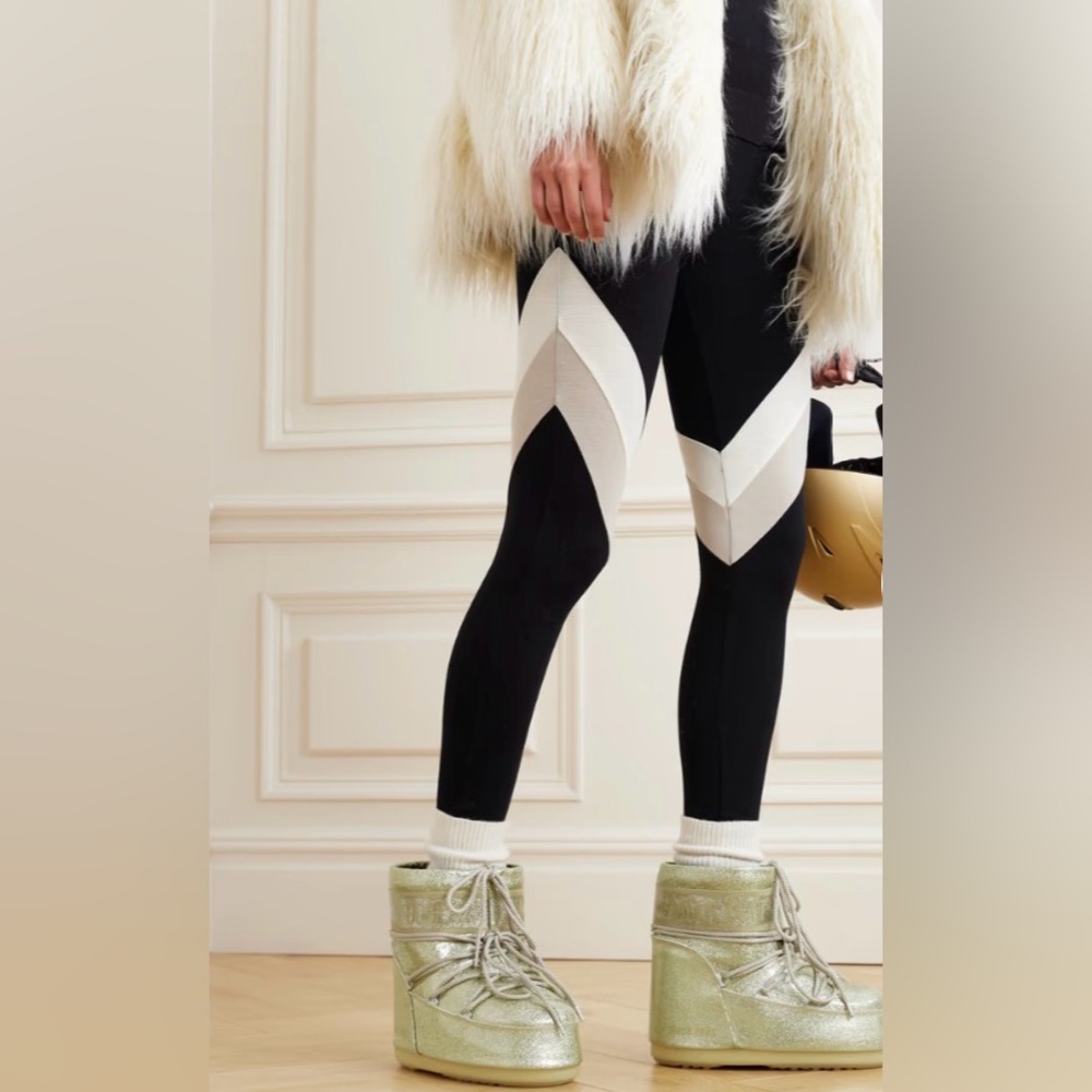 Moon Boot Low Icon Glitter Snow Boot Gold Moon Boots
Glitter Gold Boots Short - Picture 7 of 12